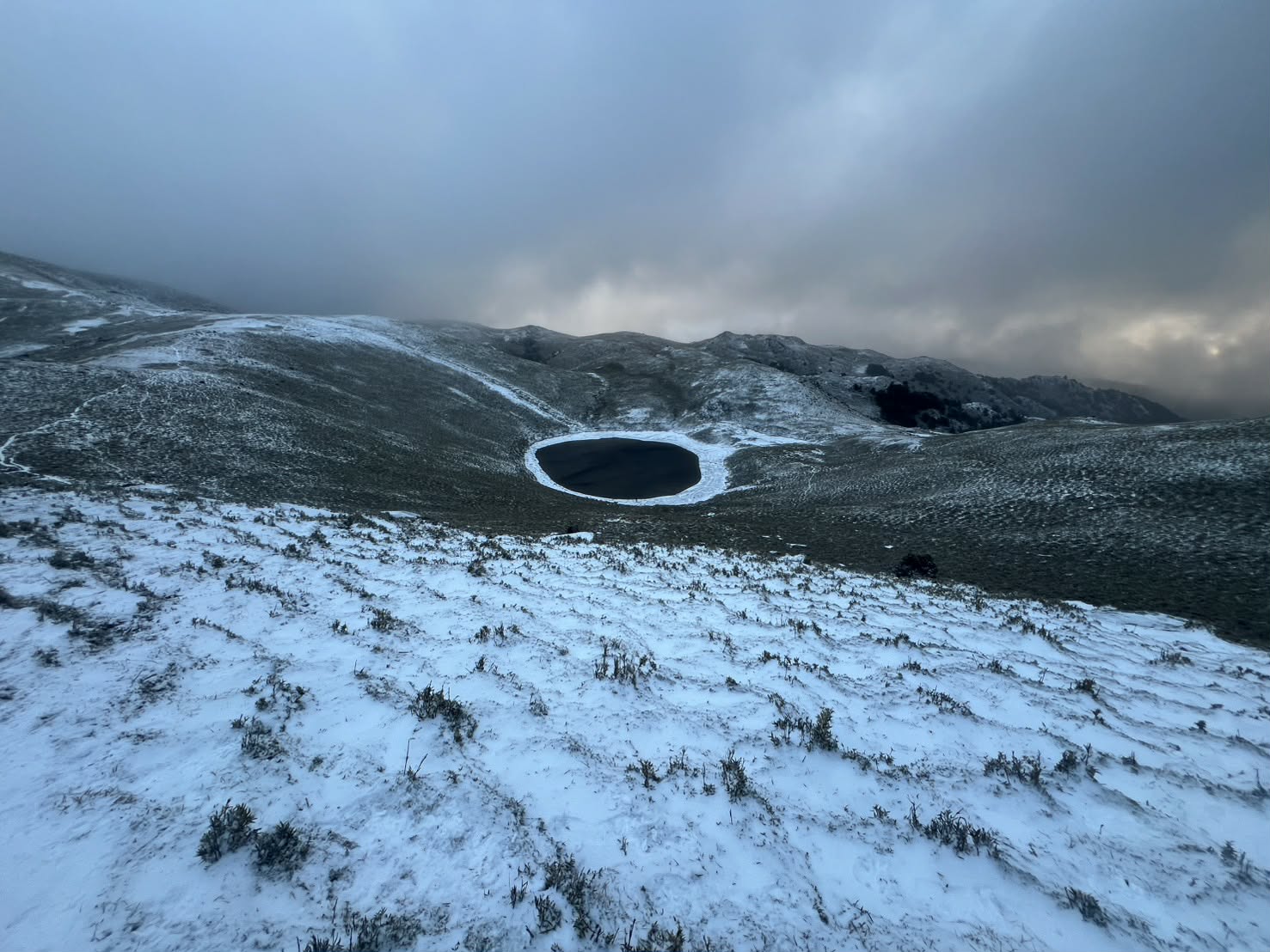 稀有美景勇者先享受　嘉明湖今晨降雪